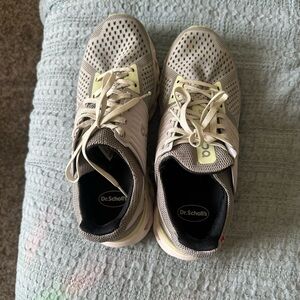 On Cloud Cloudswift in Glacier White with yellow/green accents.